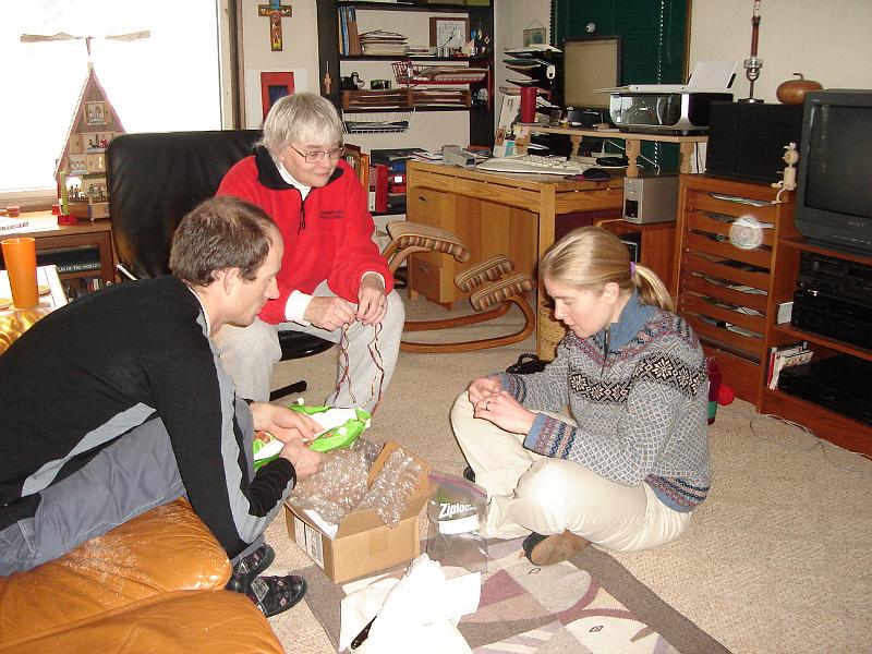 DSC00634.JPG - Matt, Judy, and Gretchen + 1 open a gift from Burt and Nancy that arrived in the mail.  Madison 26 December 2008