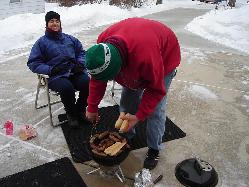 DSC00750.JPG - Brenda ready.  Andrew browning buns, or should we say grilling. 1 January 2009