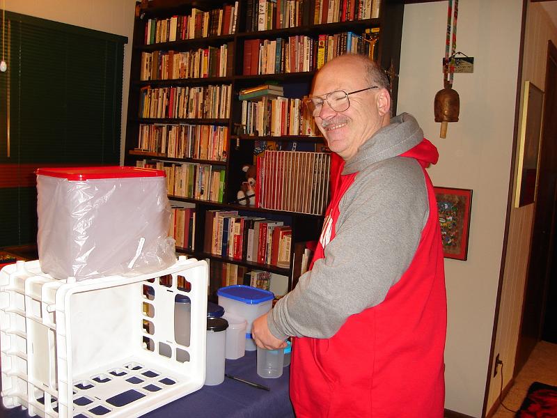 DSC00804.JPG - Carl setting up a Tupperware presentation. 3 January 2009