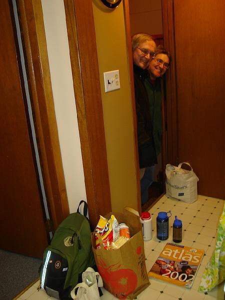 DSC00814.JPG - Andrew and Bill just keep taking things out to pack in the car.8 January 2009